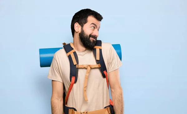 Caminante Hombre Haciendo Gesto Dudas Mirando Lado Sobre Fondo Azul — Foto de Stock