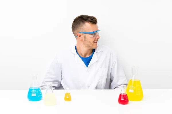 Junge Wissenschaftlerin Mit Vielen Laborkolben Die Zur Seite Schauen — Stockfoto