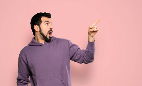 Handsome Man Sweatshirt Pointing Away Isolated Pink Background — ストック写真