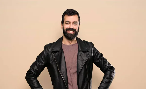 Bello Uomo Con Barba Posa Con Braccia All Anca Sorridente — Foto Stock