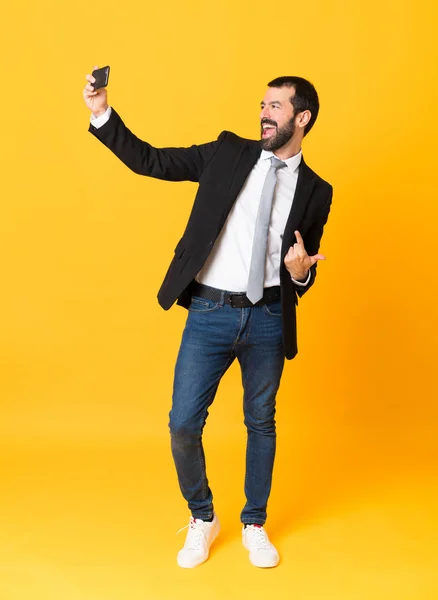 Ganzkörperaufnahme Eines Geschäftsmannes Vor Isoliertem Gelben Hintergrund Der Ein Selfie — Stockfoto
