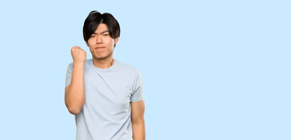 Hombre Asiático Con Camisa Azul Con Gesto Enojado Sobre Fondo — Foto de Stock