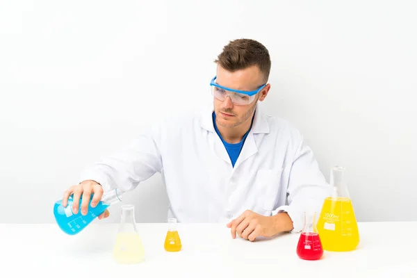 Jovem científico com muito frasco de laboratório — Fotografia de Stock