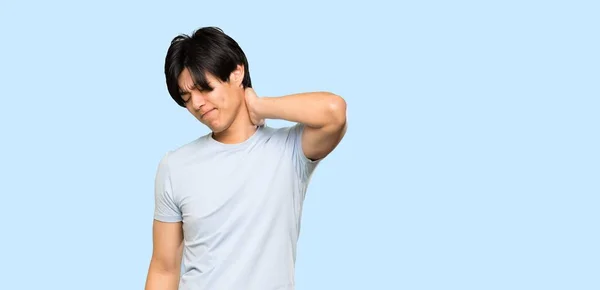 Asiatico Uomo Con Blu Camicia Con Neckache Isolato Blu Fondo — Foto Stock