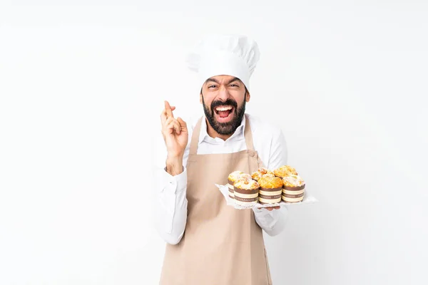 Jeune Homme Tenant Gâteau Muffin Sur Fond Blanc Isolé Avec — Photo