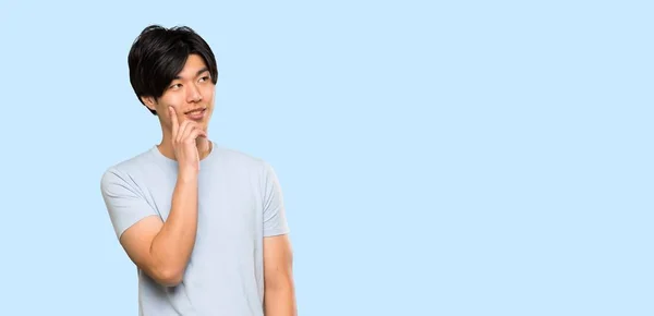 Asiatischer Mann Mit Blauem Hemd Denkt Eine Idee Während Über — Stockfoto