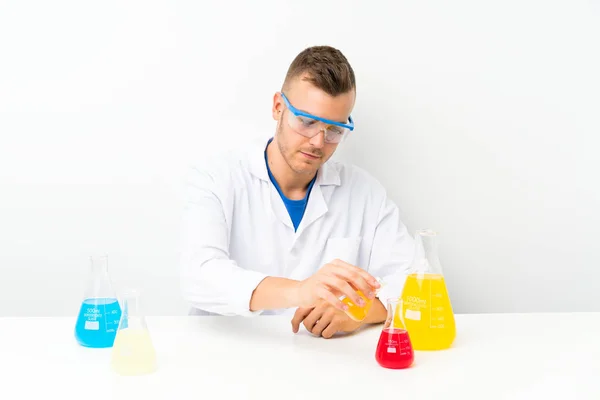 Junge Wissenschaftlerin mit vielen Laborflaschen — Stockfoto