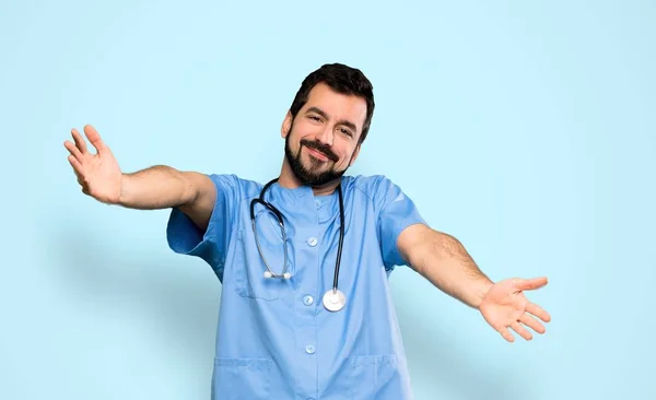 Chirurg Arts Man Presenteren Uitnodigen Komen Met Hand Geïsoleerde Blauwe — Stockfoto