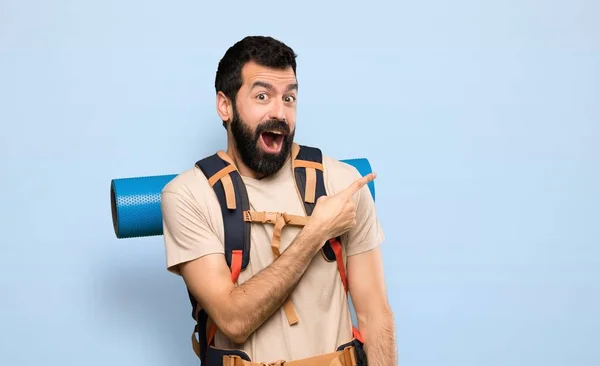 Hiker Man Surprised Pointing Side Isolated Blue Background — ストック写真