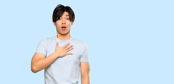Asiatisk Man Med Blå Skjorta Förvånad Och Chockad Medan Tittar — Stockfoto