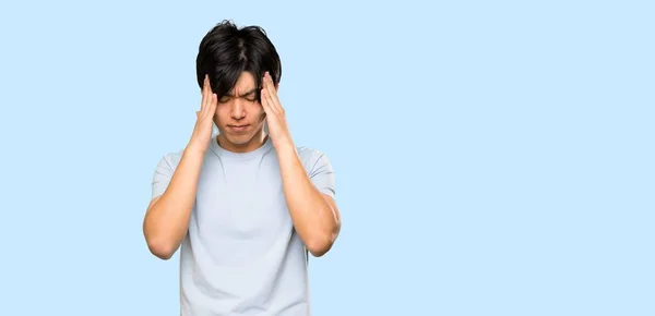 Homem Asiático Com Camisa Azul Com Dor Cabeça Sobre Fundo — Fotografia de Stock