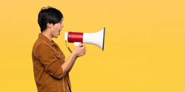 Aziatische Man Met Bruine Jas Schreeuwen Door Een Megafoon Geïsoleerde — Stockfoto