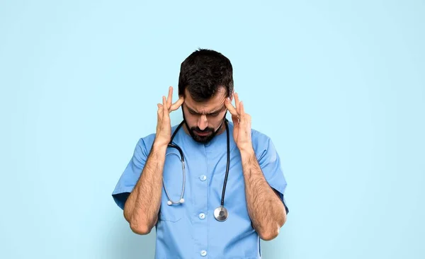 Cirurgião Médico Homem Com Dor Cabeça Sobre Fundo Azul Isolado — Fotografia de Stock