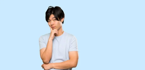 Hombre Asiático Con Camisa Azul Mirando Frente Sobre Fondo Azul —  Fotos de Stock