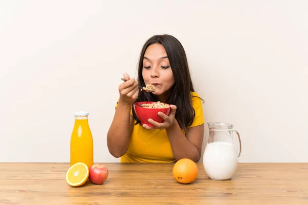 Junges brünettes Mädchen beim Frühstück — Stockfoto