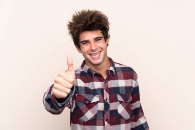 İzole edilmiş bir geçmişi olan genç beyaz bir adam, bavul ve pasaportla tatilde.