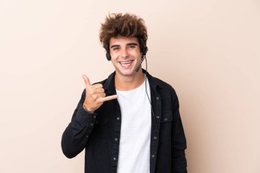 Telefon pazarlamacısı, izole edilmiş arka planda çalışan bir adam.