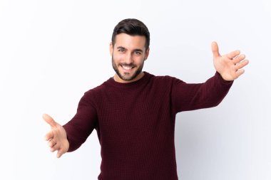 İzole edilmiş beyaz bir geçmişi olan sakallı yakışıklı genç bir adam sunar ve davet eder.