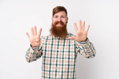 Uzun sakallı, soyutlanmış beyaz arka planda dokuz parmaklı kızıl saçlı adam.