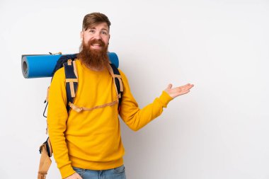 İzole edilmiş beyaz arkaplan üzerine büyük bir sırt çantası olan genç dağcı.