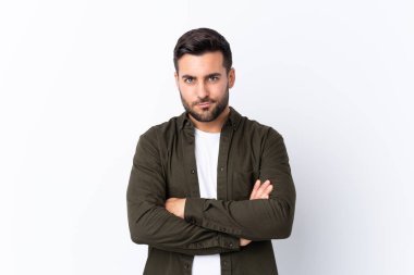 Sakallı, yakışıklı, soyutlanmış beyaz bir geçmişi olan genç adam üzgün hissediyor.