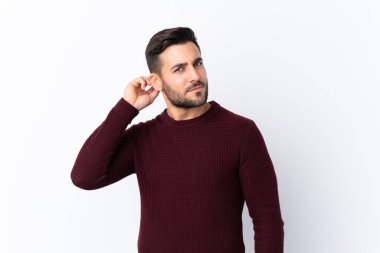 Sakallı, yakışıklı, soyutlanmış beyaz bir geçmişi olan genç bir adam.