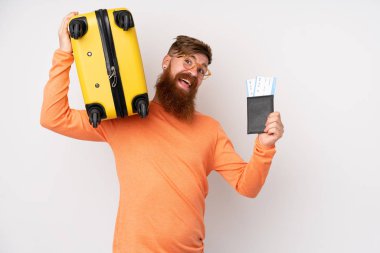 Kızıl saçlı, uzun sakallı, izole beyaz bir geçmişi olan, bavulu ve pasaportu olan bir adam.