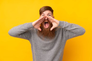 Sarı arka planda uzun sakallı kızıl saçlı adam bağırıyor ve bir şeyler söylüyor.