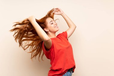 Genç redhead kız izole arka plan üzerinde dans