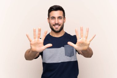 Sakallı, sakallı, genç ve yakışıklı bir adam.