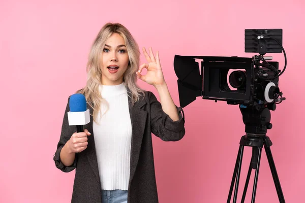 Reporter Femme Tenant Microphone Rapportant Des Nouvelles Sur Fond Rose — Photo