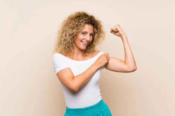 Young Blonde Woman Curly Hair Isolated Background Doing Strong Gesture — Stock Photo, Image