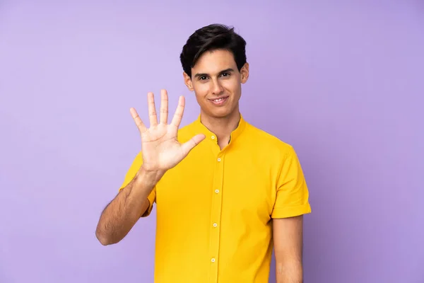 Людина Над Ізольованим Фіолетовим Тлом Підраховує Ять Пальцями — стокове фото