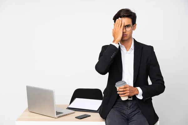 Ofisindeki Adamı Bir Gözü Tek Tek Kaplayan Izole Beyaz Bir — Stok fotoğraf