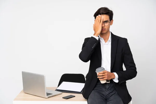 Uomo Affari Nel Suo Ufficio Sfondo Bianco Isolato Che Copre — Foto Stock