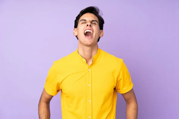 Człowiek Nad Odizolowanym Fioletowym Tle Krzyczy Przodu Szeroko Otwartymi Ustami — Zdjęcie stockowe