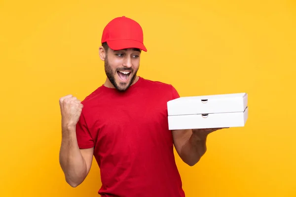 Pizza Delivery Man Στολή Εργασίας Μαζεύοντας Κουτιά Πίτσα Πάνω Από — Φωτογραφία Αρχείου