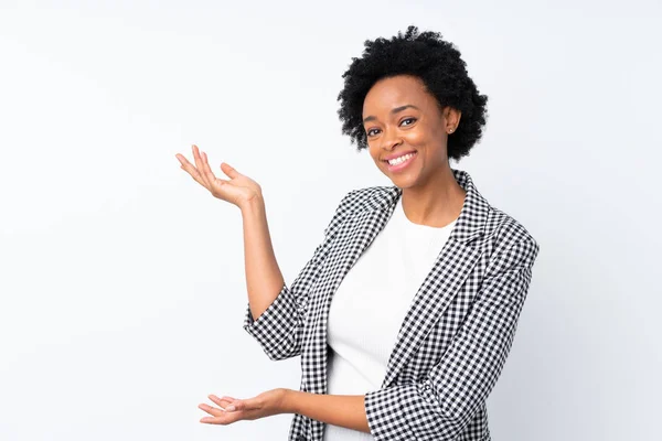 アフリカ系アメリカ人女性のための招待状に手を伸ばし孤立した白い背景の上にブレザー — ストック写真