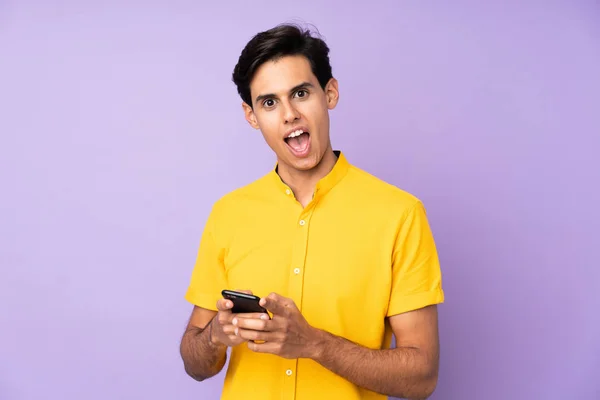 Hombre Sobre Aislado Púrpura Fondo Sorprendido Enviando Mensaje —  Fotos de Stock