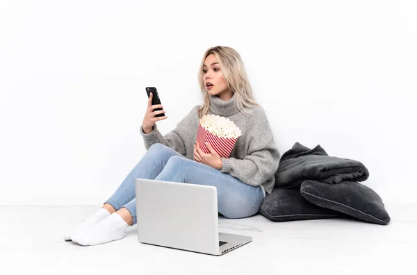 Teenager Ragazza Bionda Mangiare Popcorn Mentre Guarda Film Sul Computer — Foto Stock