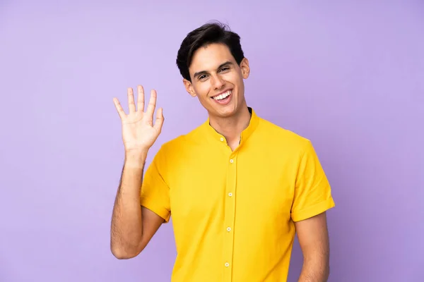 Uomo Sfondo Viola Isolato Saluto Con Mano Con Espressione Felice — Foto Stock