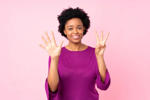 Africano Mulher Americana Sobre Isolado Fundo Rosa Contando Oito Com — Fotografia de Stock