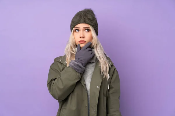 Menina Loira Adolescente Com Chapéu Inverno Sobre Fundo Roxo Isolado — Fotografia de Stock