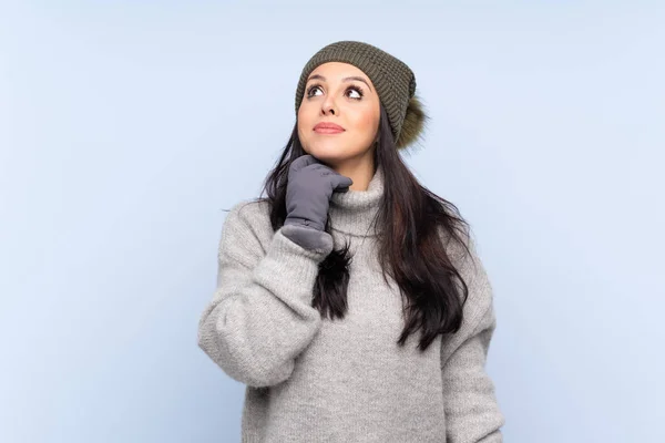 Ung Colombiansk Flicka Med Vinter Hatt Över Isolerad Blå Bakgrund — Stockfoto