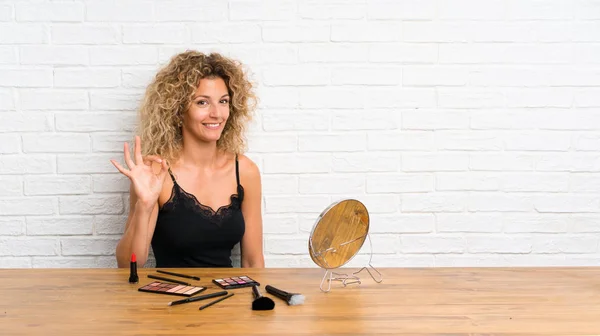 Mujer Joven Con Mucho Cepillo Maquillaje Una Mesa Que Muestra — Foto de Stock