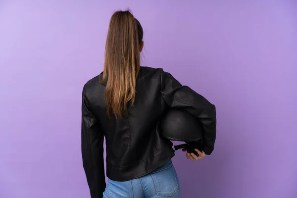 Mulher Morena Jovem Com Capacete Motocicleta Sobre Fundo Roxo Isolado — Fotografia de Stock