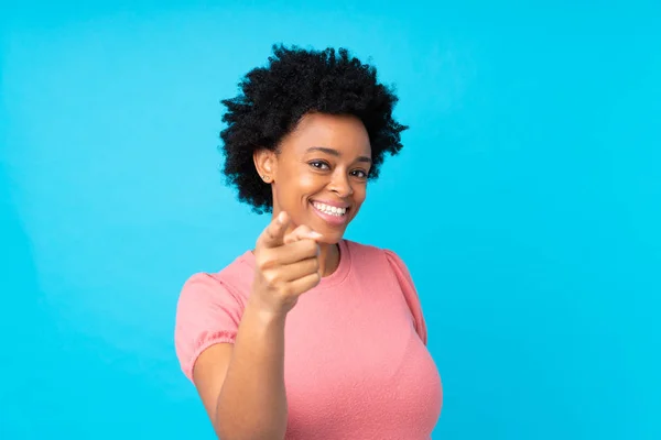 Африканська Американська Жінка Над Ізольованим Синім Фоном Вказує Пальцем — стокове фото