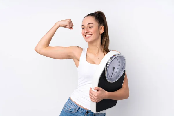 Junge Brünette Frau Vor Isoliertem Weißen Hintergrund Hält Eine Wiegemaschine — Stockfoto