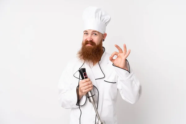 Homme Rousse Utilisant Mélangeur Main Sur Fond Blanc Isolé Montrant — Photo