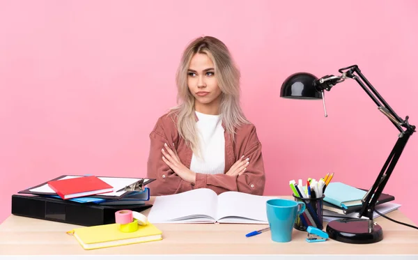 Joven Estudiante Trabajando Una Mesa Pensando Una Idea — Foto de Stock